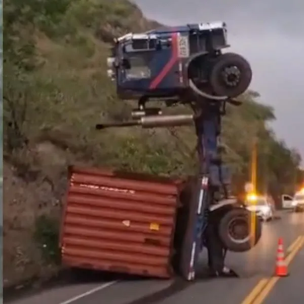 ¡Qué susto! Tractomula quedó en vertical tras sufrir volcamiento de su contenedor en la vía a Vijes