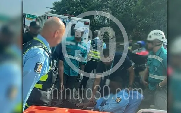 ¡Ni el tránsito se salva! Guarda se resbaló y cayó por una de las líneas de señalización cerca a Aranjuez