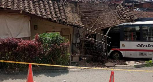 Bus se quedó sin frenos y se metió a una casa en Antioquia: hay varios heridos