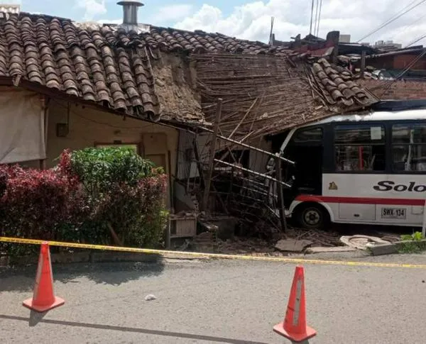 Bus se quedó sin frenos y se metió a una casa en Antioquia: hay varios heridos