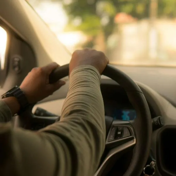 Dónde debe llevar el celular en el carro, según Código Penal