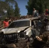Heridos y vehículos atrapados por avalancha y explosión de cilindro de gas en Cundinamarca