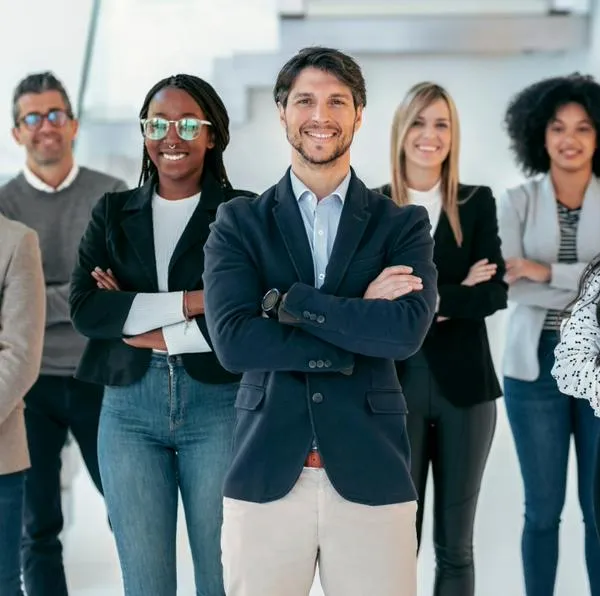 Personas elegantes, vestidas para una entrevista de trabajo, a propósito de cómo se debe ir a una entrevista: detalles
