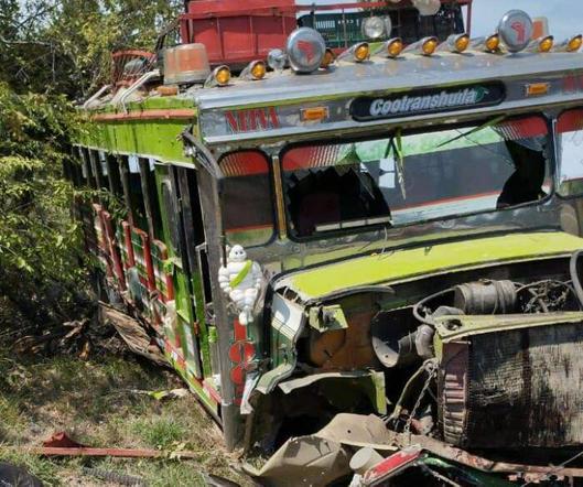 Accidente de bus escalera en zona rural de Neiva deja 15 personas heridas