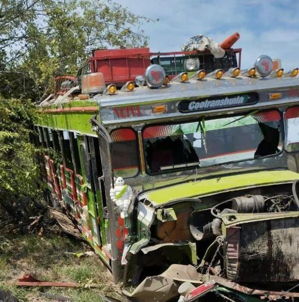 Accidente de bus escalera en zona rural de Neiva deja 15 personas heridas