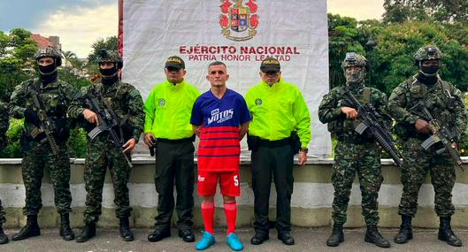 EN VIDEO: Mientras jugaba un cotejito cogieron a supuesto miembro del Clan del Golfo en Medellín