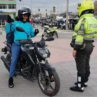 Moteros en Bogotá, avisados por multa que les llegaría; han sacado más de 5.000 partes