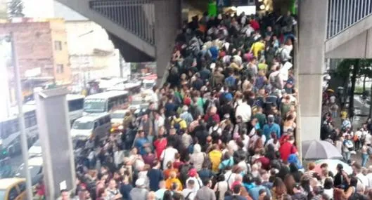 ¡Caos total! Así está la estación Prado, con ríos de personas, esperando bus para ir al norte