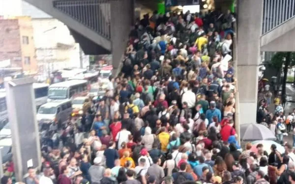¡Caos total! Así está la estación Prado, con ríos de personas, esperando bus para ir al norte
