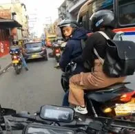 Motociclistas (atravesados) se agarraron en plena vía: "Prefiero chocarme que quitarme"