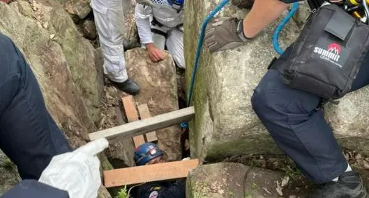 Mujer estuvo 7 horas atrapada entre dos rocas buscando su celular Australia