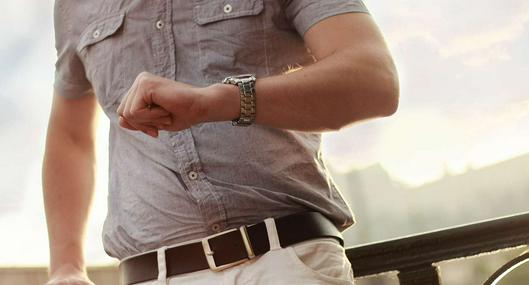 Foto de hombre viendo hora, en nota de dónde comprar relojes baratos en Bogotá en bodega desde $ 10.000 con Casio y más