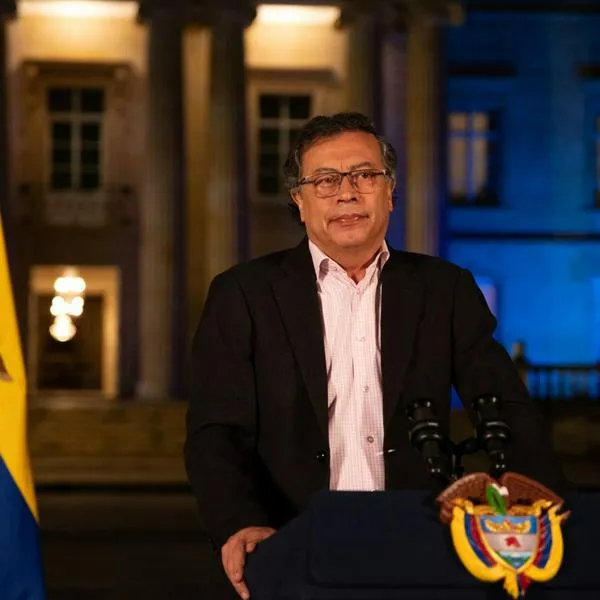 Gustavo Petro reveló detalles sobre los vuelos implicados en la transacción irregular del software Pegasus, incluidos nombres y fechas clave.