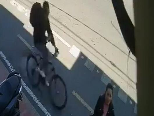 Identifican a hombre que va en bicicleta y agrede a mujeres con puñal en Kennedy