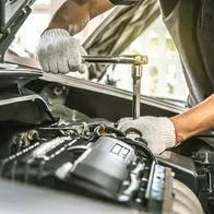 Foto de mecánico, en nota de qué tan seguro comprar piezas de segunda mano para el carro según pros y contras