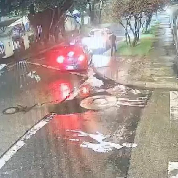 Dramático robo de camioneta Nissa, en Niza (Bogotá); a conductor le dispararon y bala le quedó en la chaqueta. Se salvó de milagro.
