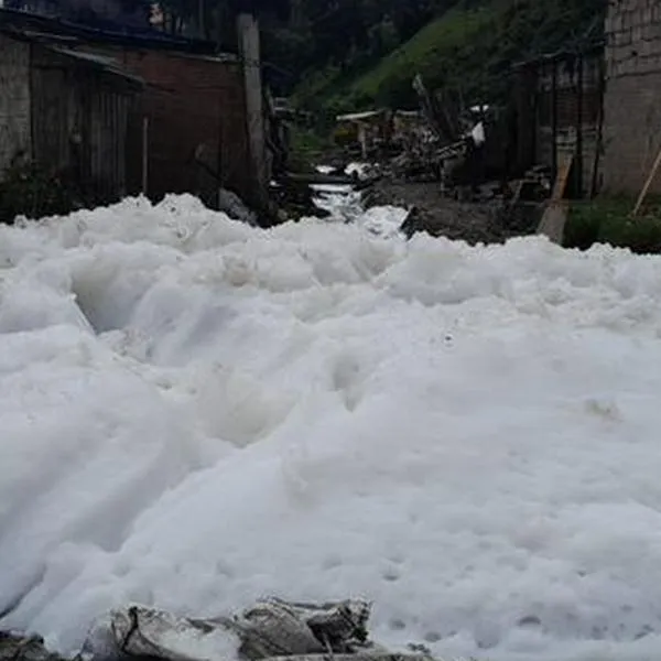 Espuma blanca tóxica apareció en Soacha y causó emergencia tras fuertes lluvias