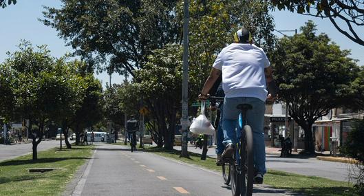 Ciclista en Bogotá, en nota sobre que cerrarán zona de la avenida 68