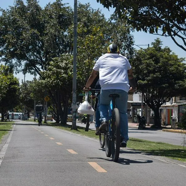Ciclista en Bogotá, en nota sobre que cerrarán zona de la avenida 68
