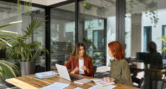 Symplifica recibió premio en Europa por formalizar empleos para mujeres en Colombia. Fue galardonada junto a dos empresas. 