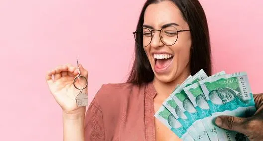 Mujer celebrando y dinero de Colombia, en nota sobre cómo postularse al subsidio de $ 16'900.000 que se puede acumular con 'Mi casa ya'