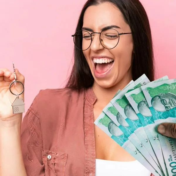 Mujer celebrando y dinero de Colombia, en nota sobre cómo postularse al subsidio de $ 16'900.000 que se puede acumular con 'Mi casa ya'