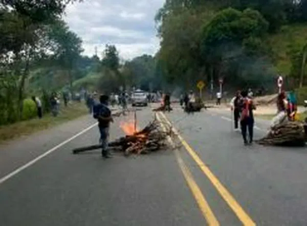 Comunidades de Caloto y Toribío bloquean vía Panamericana por falta de servicio de energía