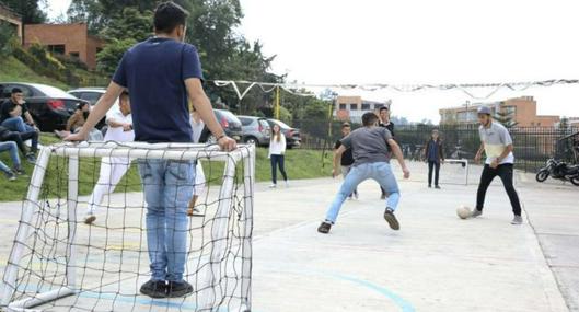 Por qué las banquitas se llaman así en Colombia, según IA sobre fútbol de barrio