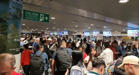 Caos en aeropuerto El Dorado por caída del sistema Biomig: detalles