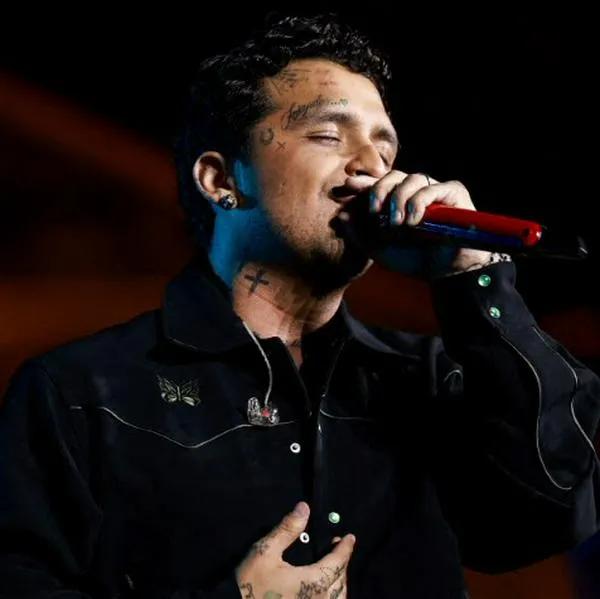 Christian Nodal borró a los Aguilar en Bogotá al lucir camiseta de Colombia