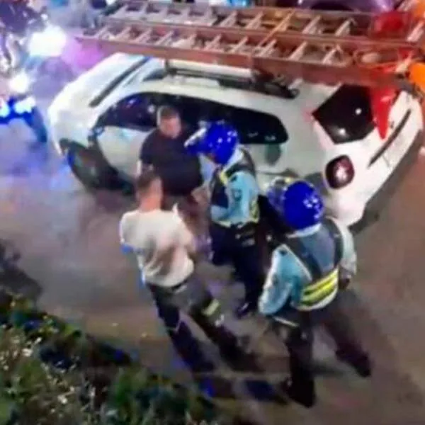 Vehículo en contravía choca con motos y deja varios heridos en el deprimido San Juan de Medellín