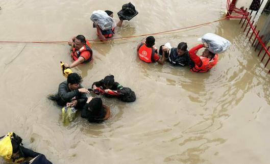 Sube a cien muertos el balance de tormenta tropical en Filipinas