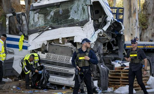 Un camión embiste una parada de autobús en Israel y deja un muerto y decenas de heridos