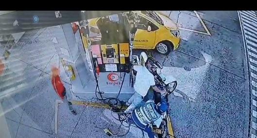 Polémica: agente de tránsito y motociclista se enfrentan en gasolinera de Manizales