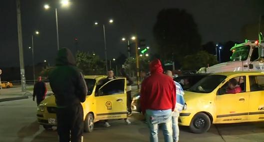 Foto de conductores de taxi, en nota de taxistas en Bogotá hoy, con alerta por plan tortuga y movilidad en NQS Calle 13