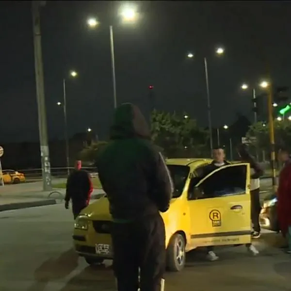 Foto de conductores de taxi, en nota de taxistas en Bogotá hoy, con alerta por plan tortuga y movilidad en NQS Calle 13