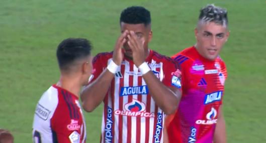 Jugador de Junior Howell Mena llora vs América por su mamá que murió