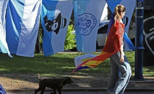 Opositor de izquierda y oficialista de centroderecha pasan a segunda vuelta en Uruguay