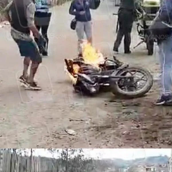 “Prefiero quemarla, lagartos”: sujeto incendió su moto antes que Tránsito se la llevara