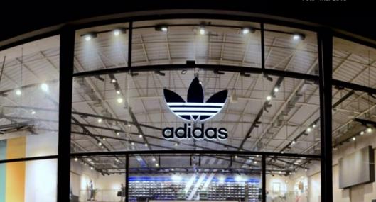 Foto de tienda, en nota de cuál es el Adidas más grande de Colombia, muy cerca de centro comercial famoso