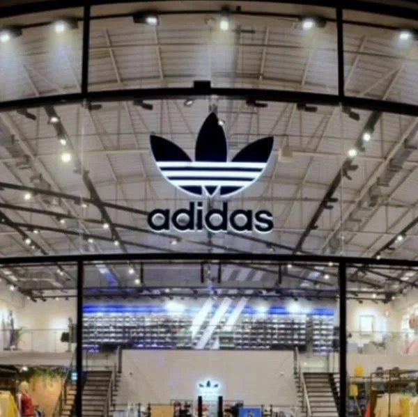 Foto de tienda, en nota de cuál es el Adidas más grande de Colombia, muy cerca de centro comercial famoso