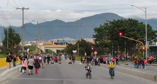 Personas caminan en las inmediaciones del Portal Tunal de Transmilenio cerrado por protestas el 28 de octubre de 2024.