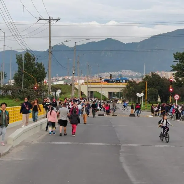 Personas caminan en las inmediaciones del Portal Tunal de Transmilenio cerrado por protestas el 28 de octubre de 2024.