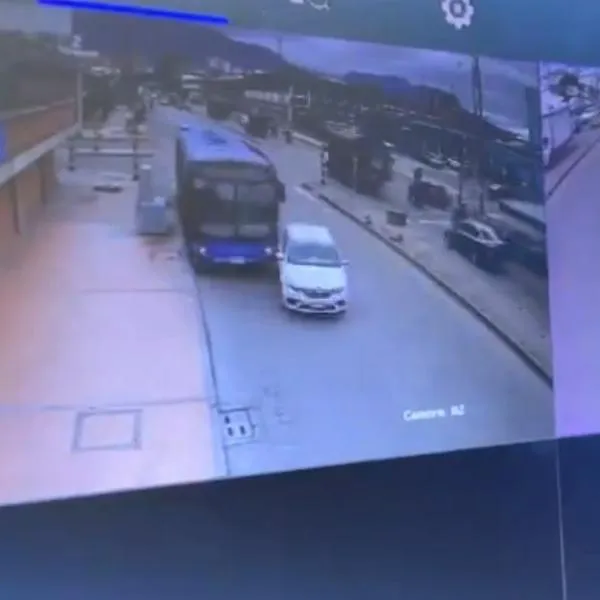 Un bus del sitp y un taxi de servicio especial protagonizaron fuerte accidente cerca al centro de Bogotá
