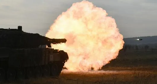 Alerta por desplazamiento de tropas de Corea del Norte hacia UcraniaGround Forces fire with a Leopard 2A4 tank during a field training at an undisclosed location in Ukraine on October 27, 2024, amid the Russian invasion on Ukraine. (Photo by Genya SAVILOV / AFP)