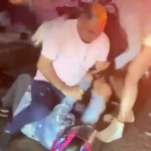 Momento en el que una pareja en Ibagué pelea porque la novia encontró a su compañero con la amante