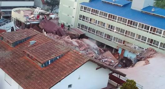 Tragedia en Argentina: edificio de 10 pisos se derrumbó y hay decenas de personas atrapados en un sitio que sirve para hospedaje de turistas y locales. 