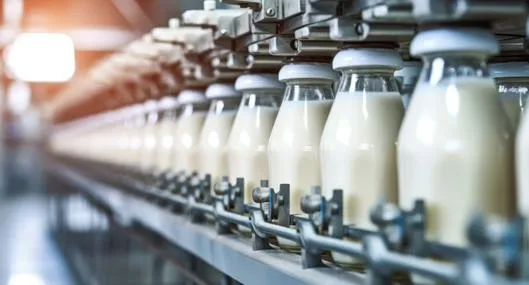 12 marcas de leche en Colombia fueron multadas por la SIC y preocupa a quienes toman ese producto