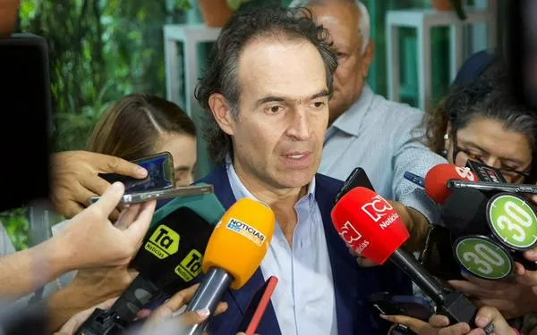 «Tenemos un presidente que en vez de ayudar, estorba»: dura respuesta de Fico Gutiérrez a Petro