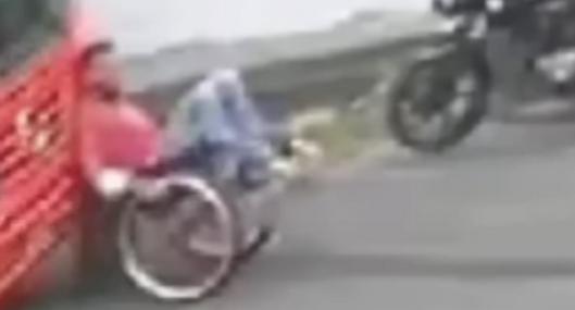 Momento exacto en el que un bus atropella a hombre en silla de ruedas en el Popular